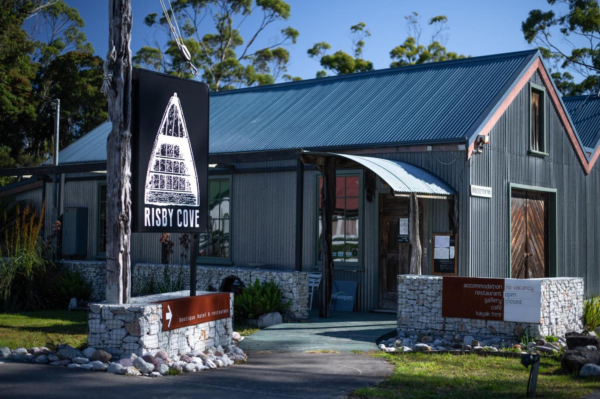 Risby Cove Boutique Hotel Strahan Exteriör bild