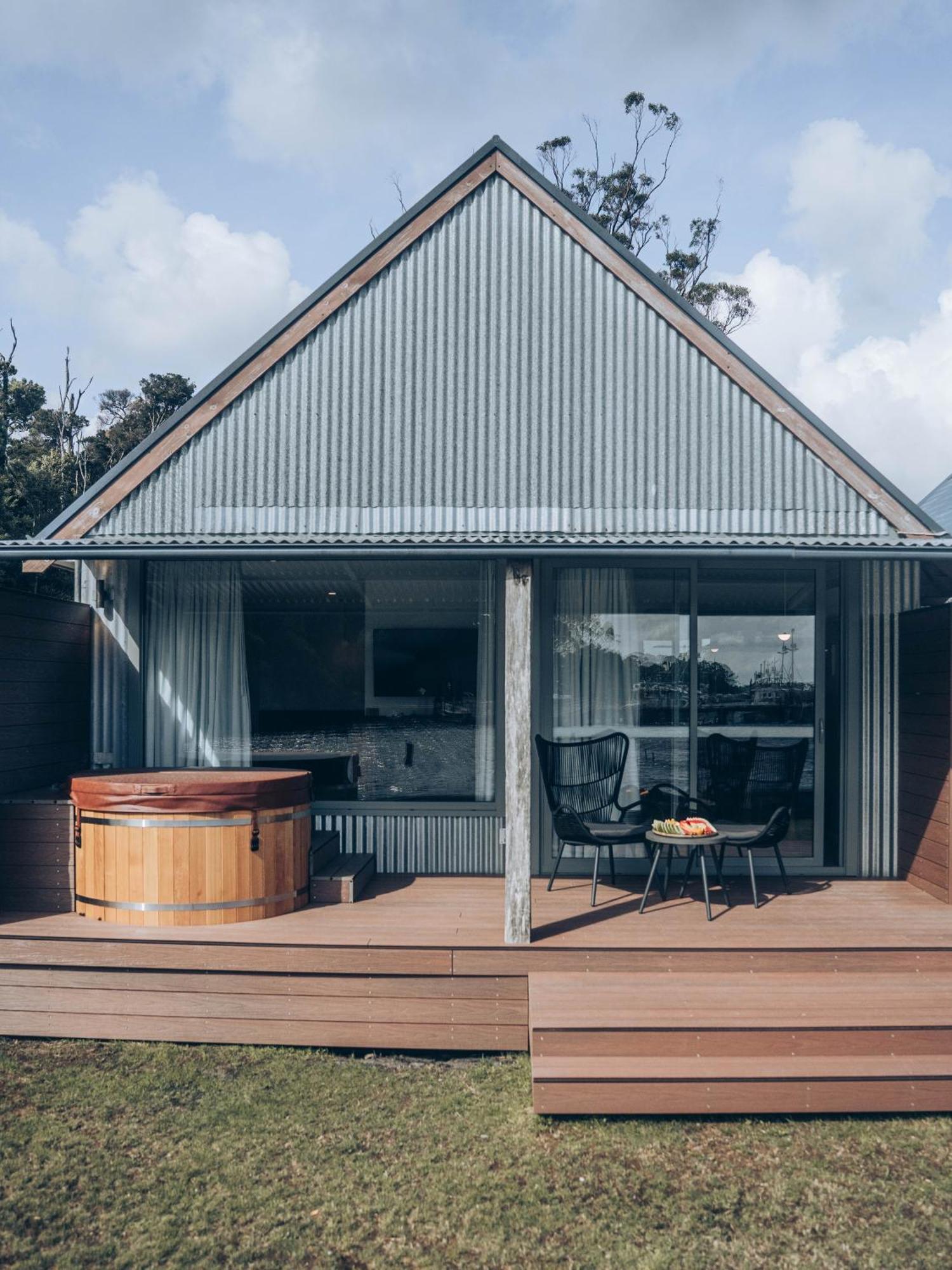 Risby Cove Boutique Hotel Strahan Exteriör bild