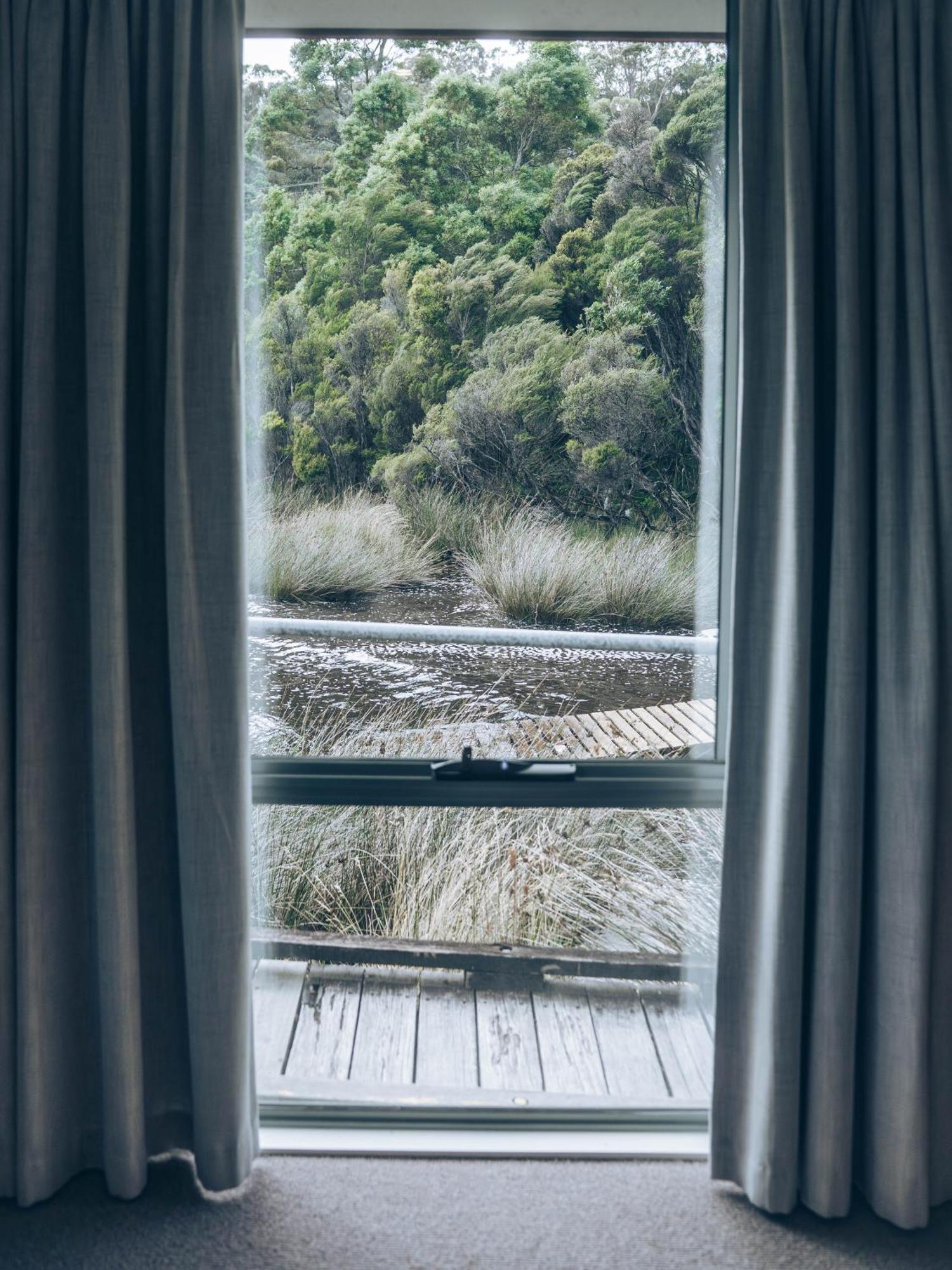 Risby Cove Boutique Hotel Strahan Exteriör bild
