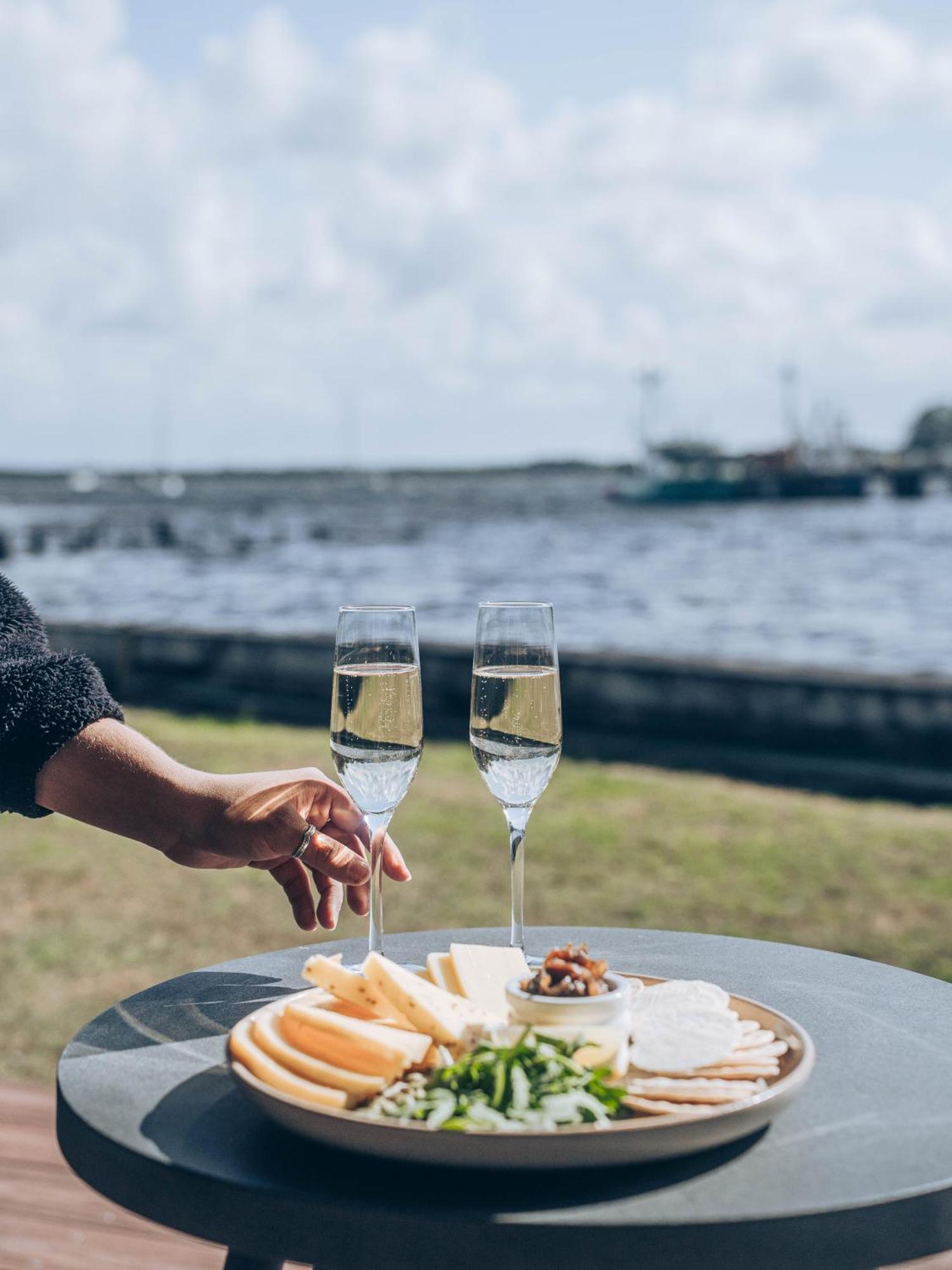 Risby Cove Boutique Hotel Strahan Exteriör bild